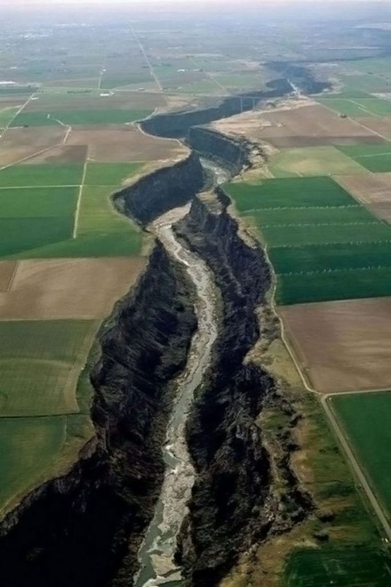 Nature’s Majestic Melody: Embracing the Grandeur of Earth’s Monumental Forms