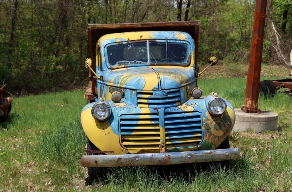 1940 GMC Dump Truck 'Yard Art': A Rusty Relic with Character - Breaking International