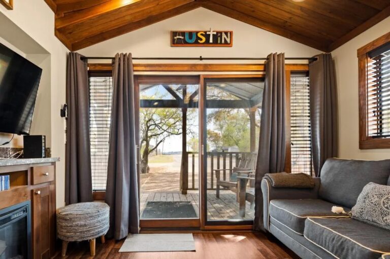Unearth the Enchanting Beauty of This Quaint 399 Sqft Cabin in Austin, Texas and Let Your Heart Succumb to Its Irresistible Charms - GA