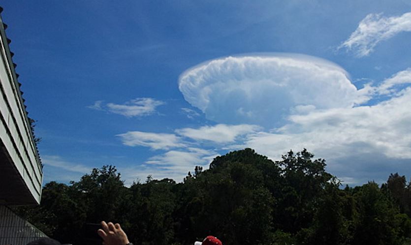 Clouds in the skies over Hawaii's Keck Observatory resemble UFOs. - Mnews