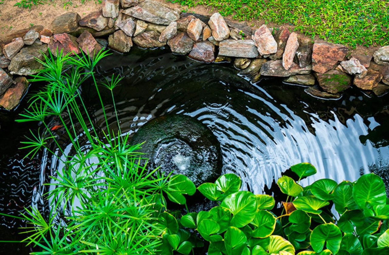 20 mini ideas de fuentes de agua para el jardín para su placer.