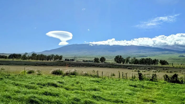 Clouds in the skies over Hawaii's Keck Observatory resemble UFOs. - Mnews