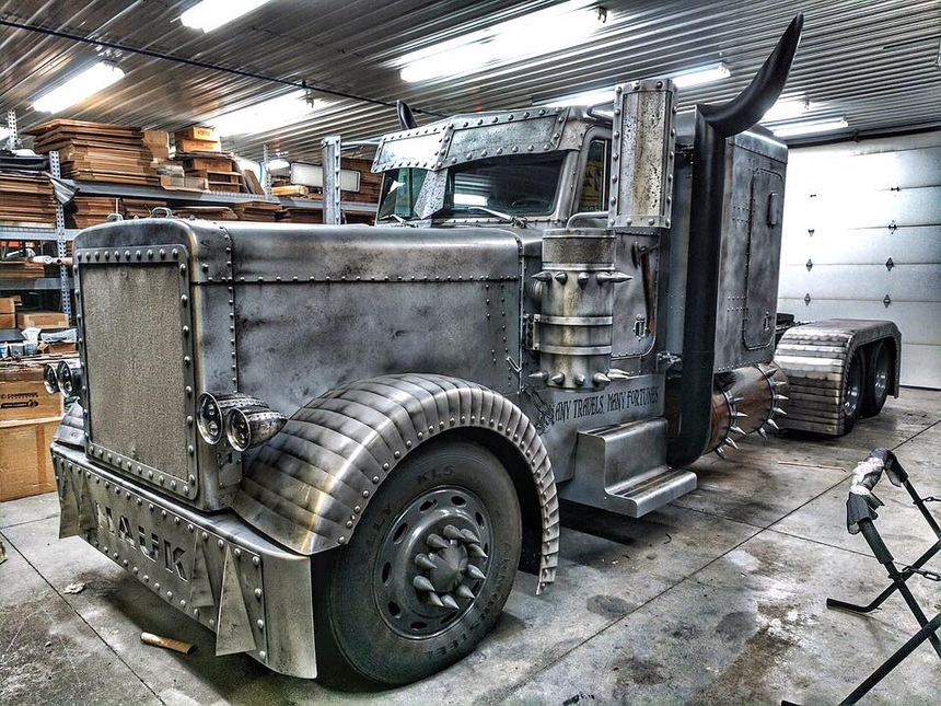 Custom truck Viking Haük, Peterbilt de choc - Breaking International