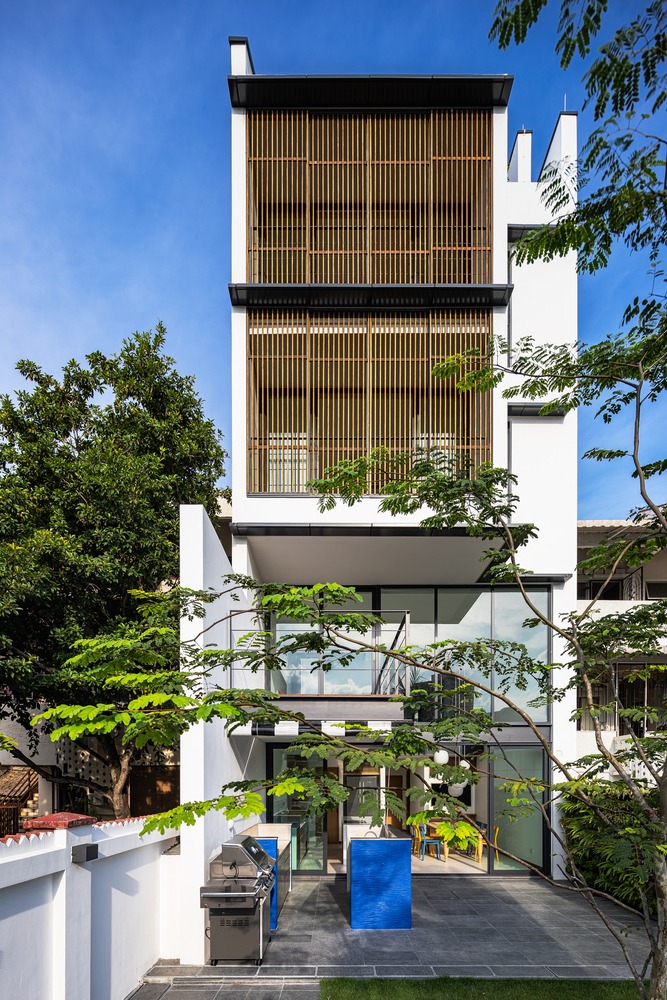 Modern Style Townhouse, Airy With Double-height Ceilings and Wooden Louvres Façade - GA