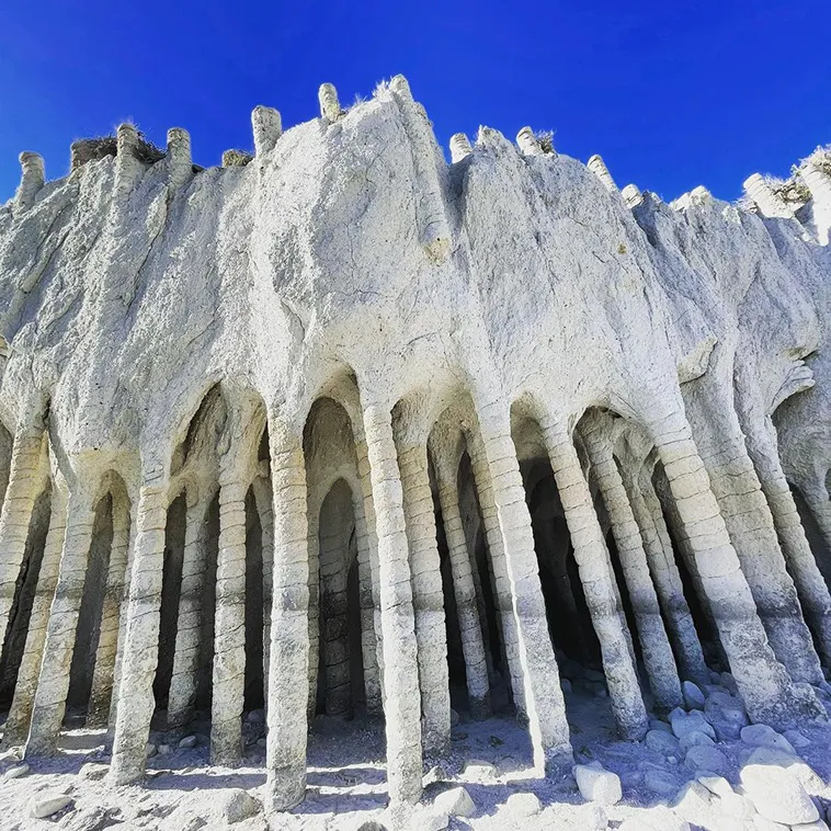 Crowley Lake Columns: Mysterious Volcanic Formations pNews