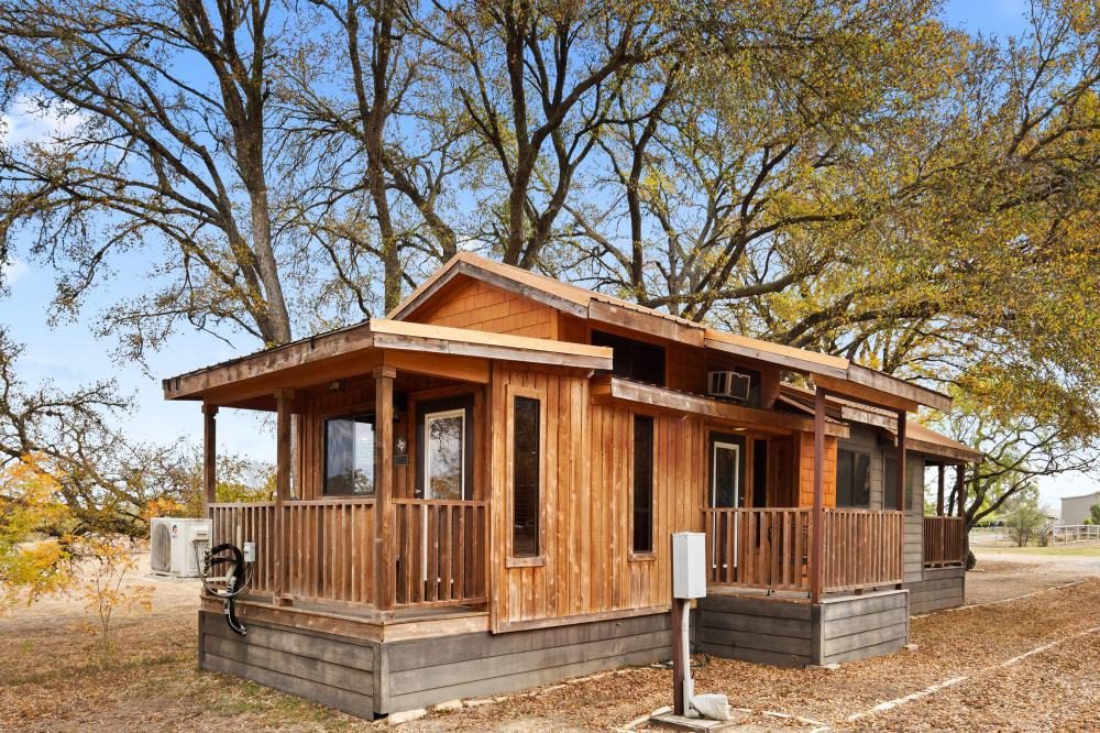 Unearth the Enchanting Beauty of This Quaint 399 Sqft Cabin in Austin, Texas and Let Your Heart Succumb to Its Irresistible Charms - GA