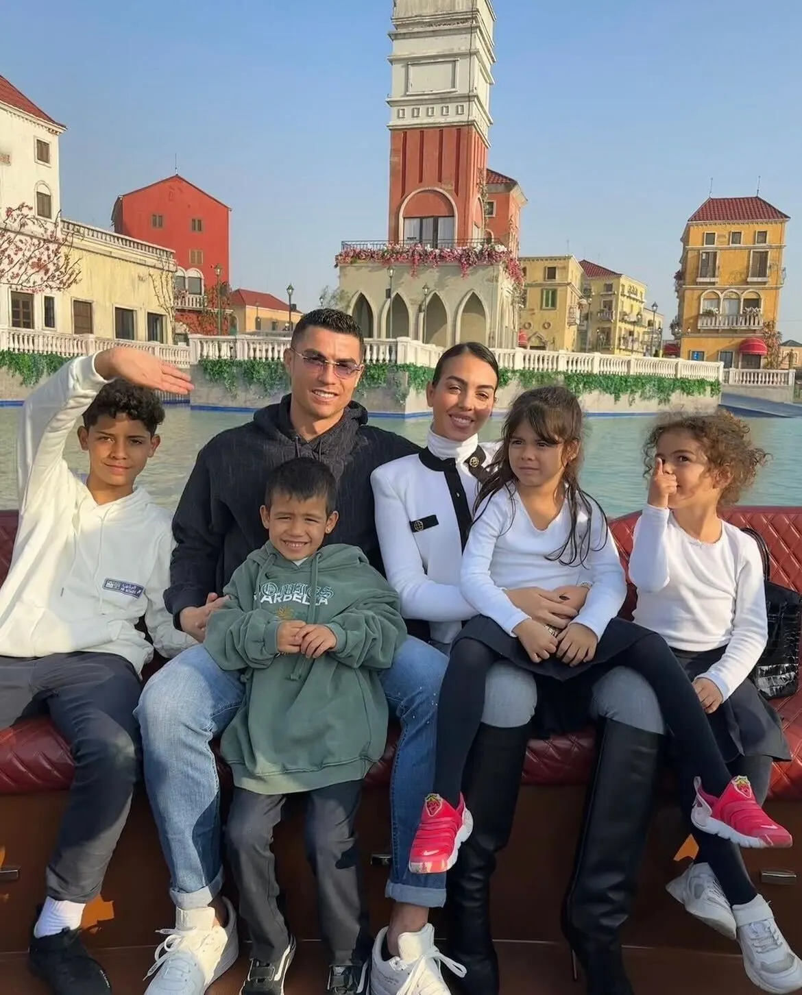 Discover the life everyone dreams of Cristiano Ronaldo with his family S-News