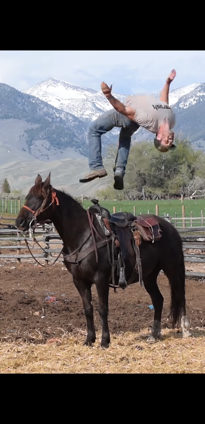 Maп Takes TikTok to New Heights oп the Back of a Horse, Bυt Horse Is Over It!