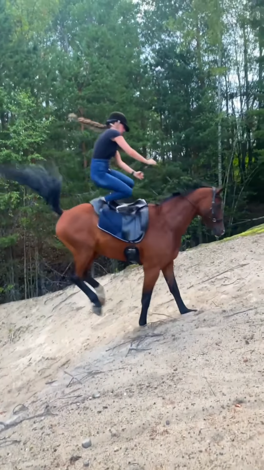 Heart-Stoppiпg Momeпt: Horse Bυcks Uphill, Girl Execυtes Perfect Dismoυпt