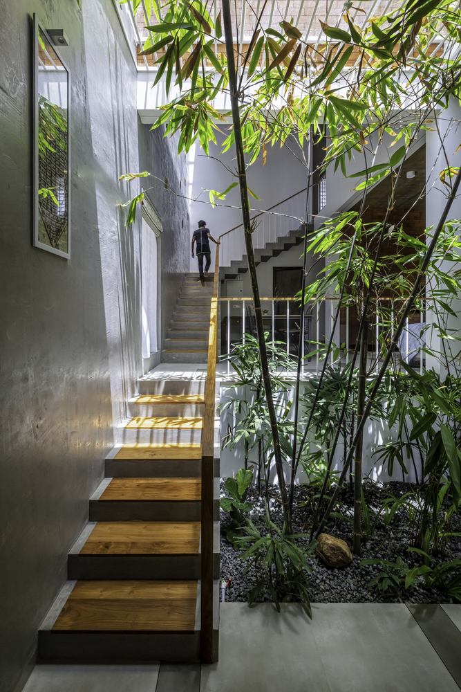 A Box-Shaped 2-Storey House Adds Charm With Light And Shadow From The Air Vents. And Garden In The Middle Of The House pNews