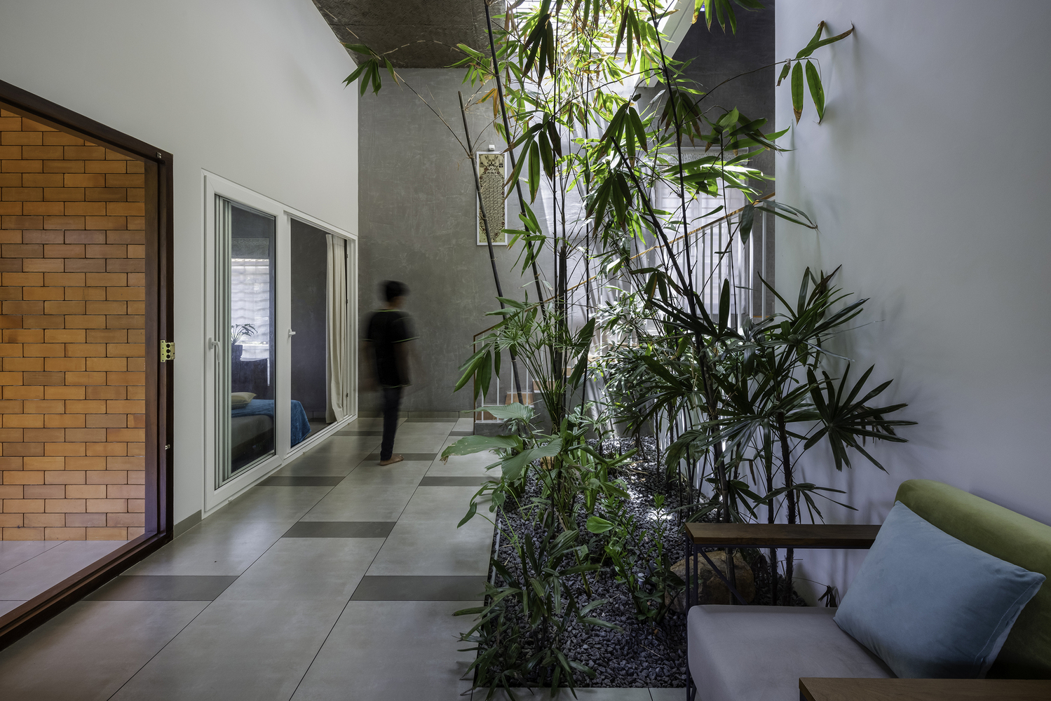 A Box-Shaped 2-Storey House Adds Charm With Light And Shadow From The Air Vents. And Garden In The Middle Of The House pNews