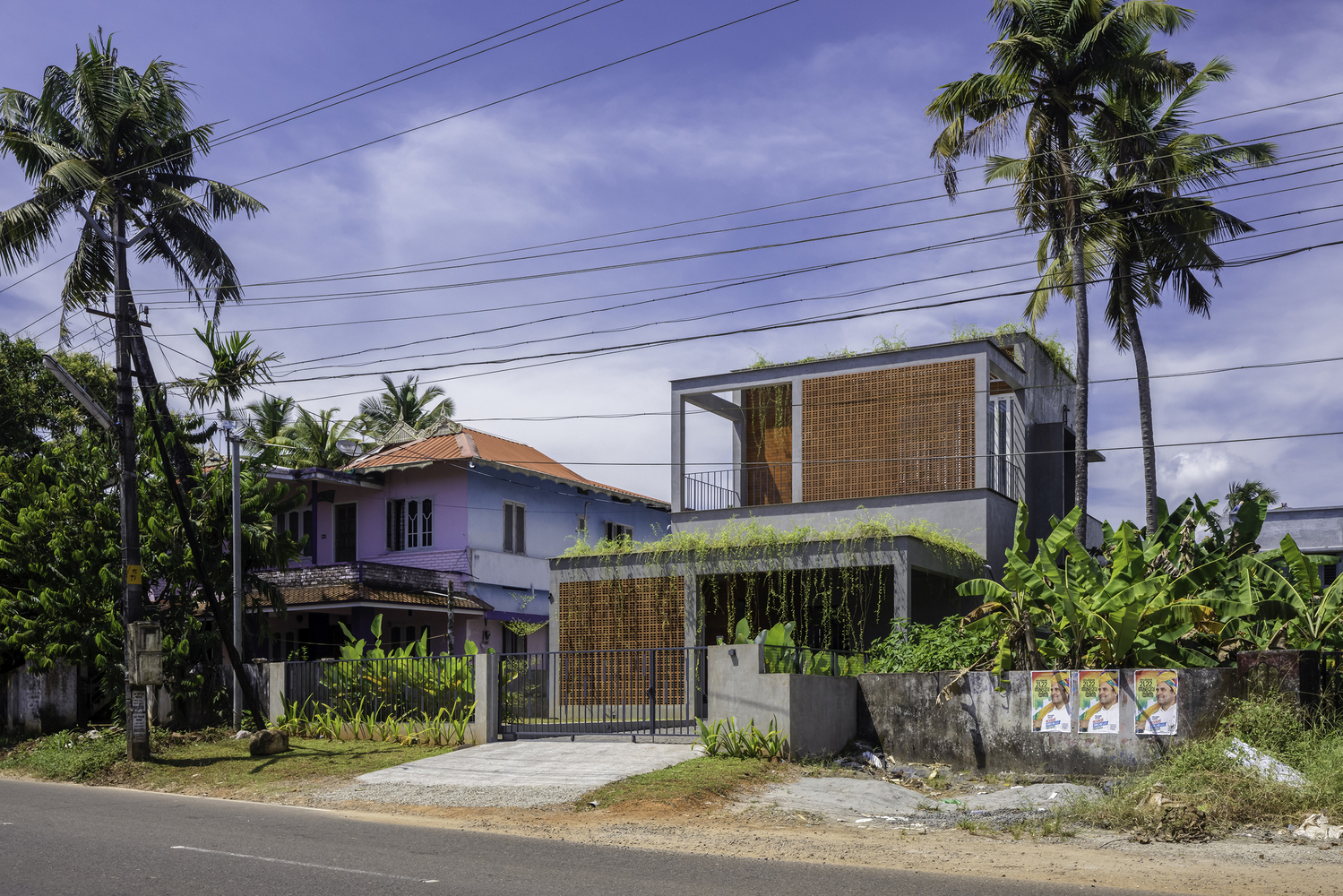 A Box-Shaped 2-Storey House Adds Charm With Light And Shadow From The Air Vents. And Garden In The Middle Of The House pNews