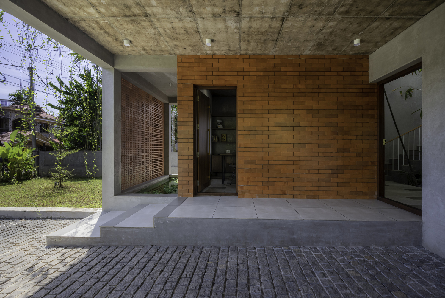 A Box-Shaped 2-Storey House Adds Charm With Light And Shadow From The Air Vents. And Garden In The Middle Of The House pNews