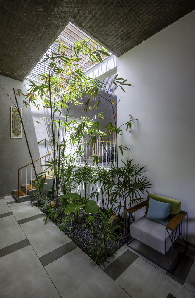 A Box-Shaped 2-Storey House Adds Charm With Light And Shadow From The Air Vents. And Garden In The Middle Of The House pNews