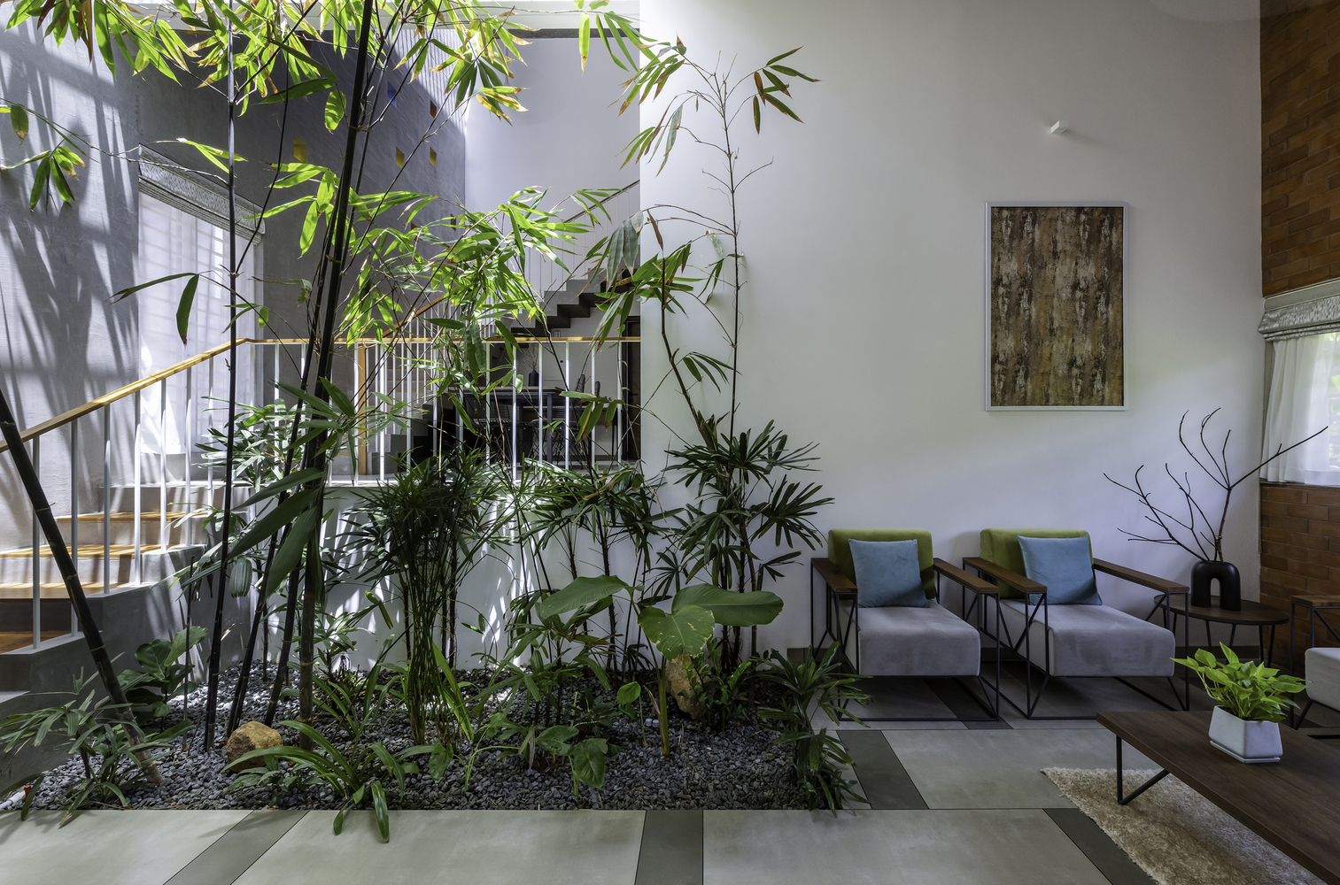 A Box-Shaped 2-Storey House Adds Charm With Light And Shadow From The Air Vents. And Garden In The Middle Of The House pNews