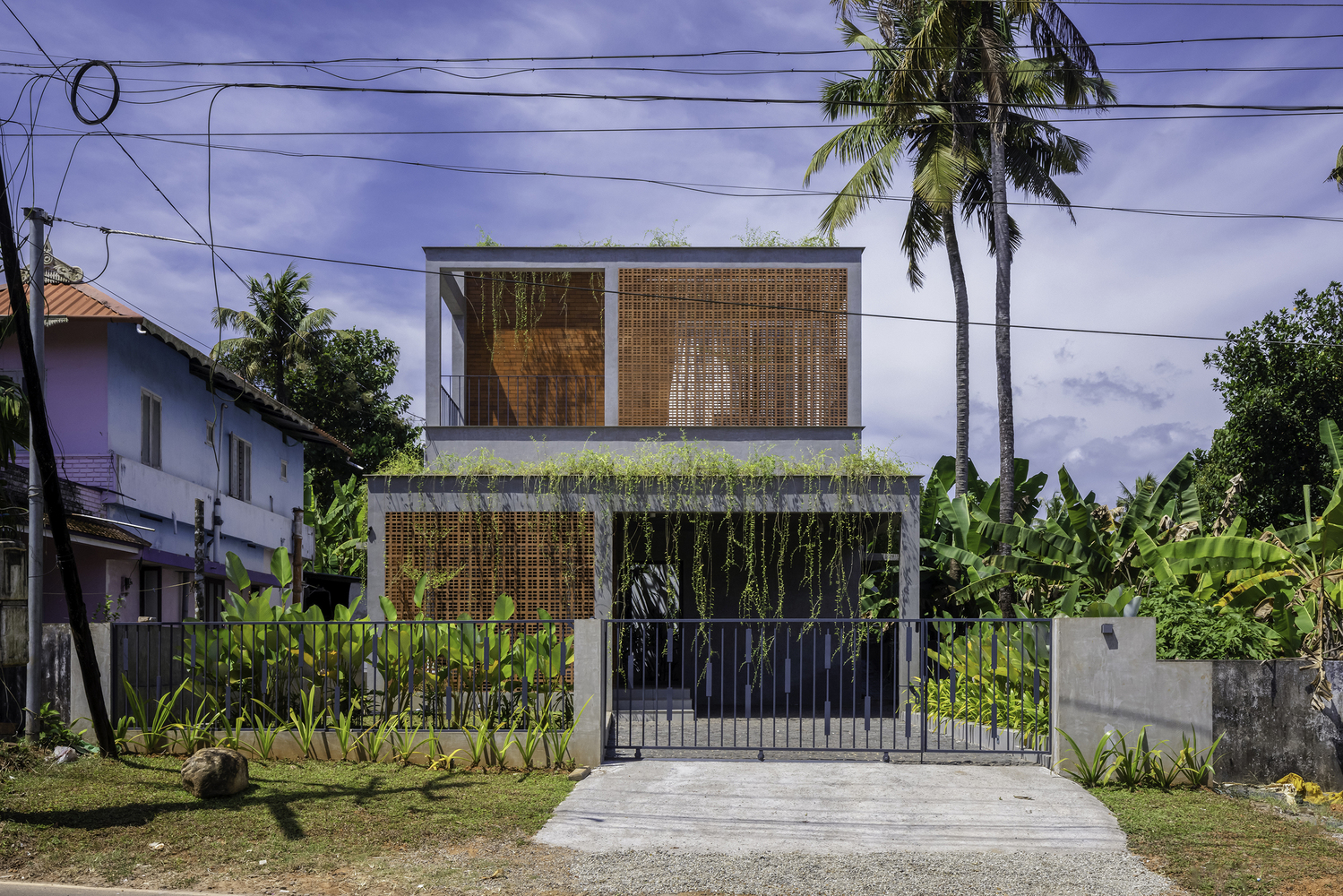 A Box-Shaped 2-Storey House Adds Charm With Light And Shadow From The Air Vents. And Garden In The Middle Of The House pNews