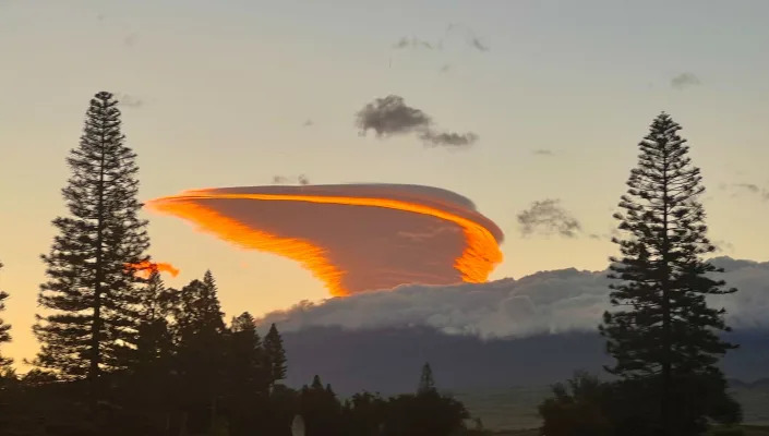 Clouds in the skies over Hawaii's Keck Observatory resemble UFOs. - Mnews