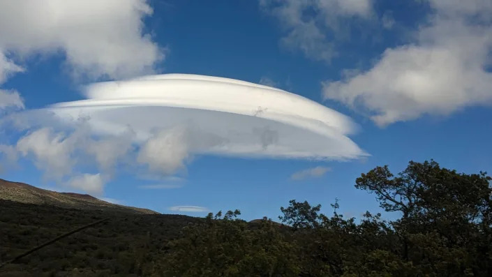 Clouds in the skies over Hawaii's Keck Observatory resemble UFOs. - Mnews