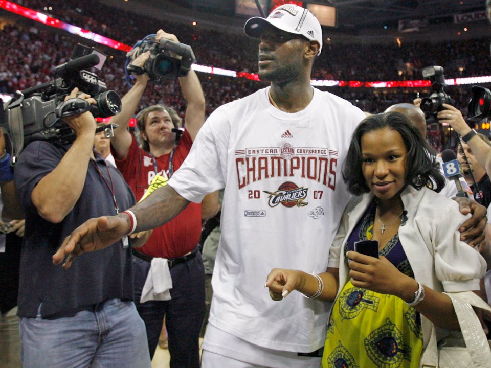 Lebron James Displays Affection Moment With His Wife Despite Cheating Rᴜmσrs Surfaced Online