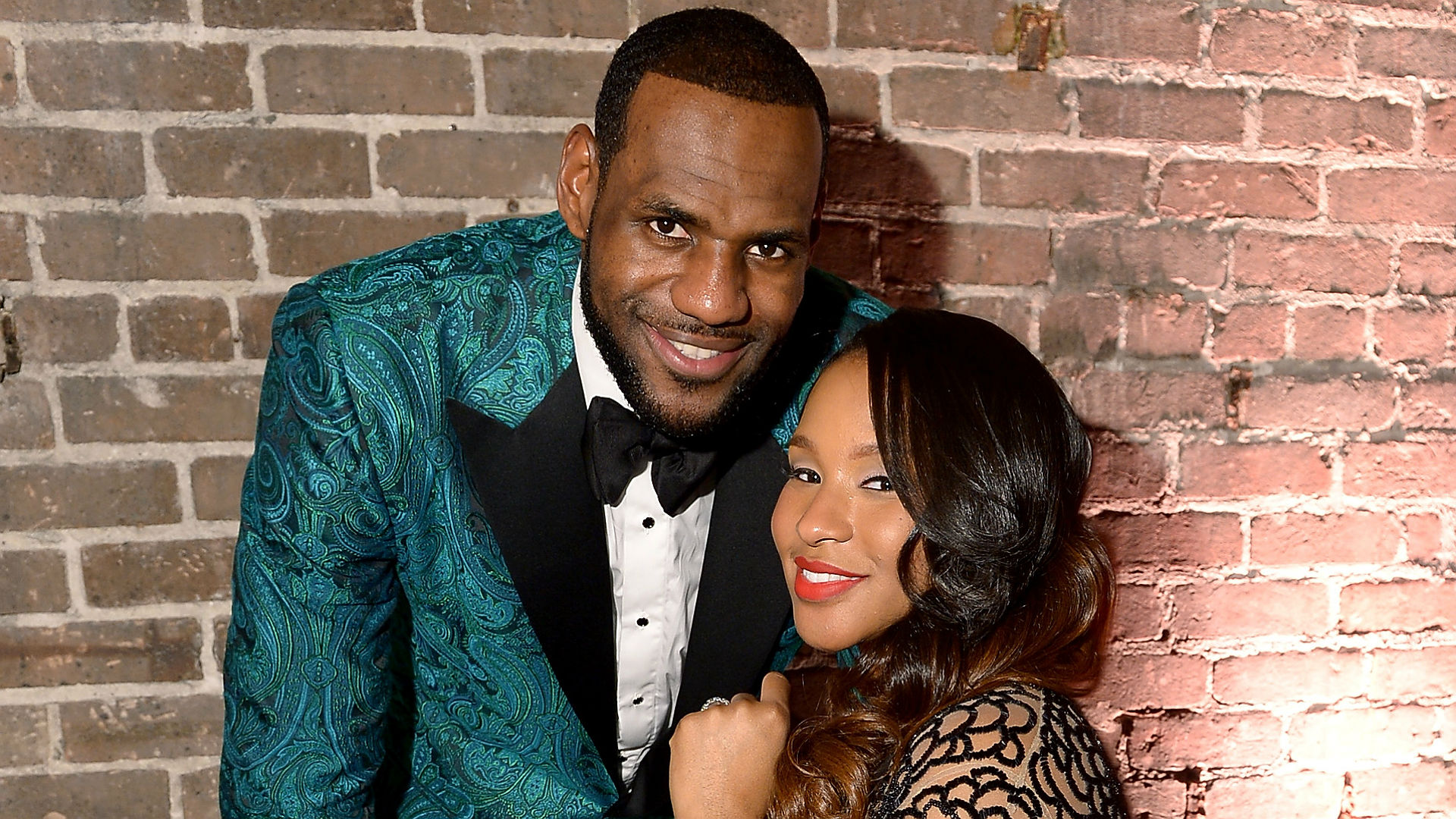 Lebron James Displays Affection Moment With His Wife Despite Cheating Rᴜmσrs Surfaced Online