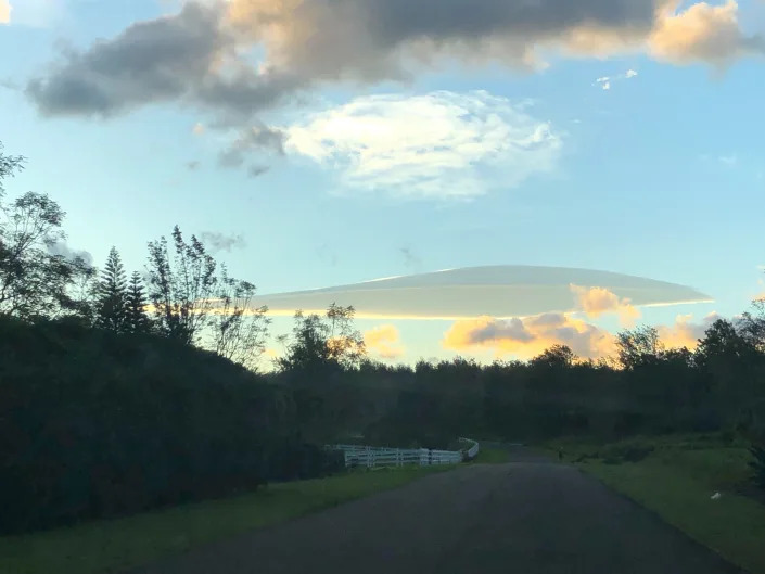 Clouds in the skies over Hawaii's Keck Observatory resemble UFOs. - Mnews