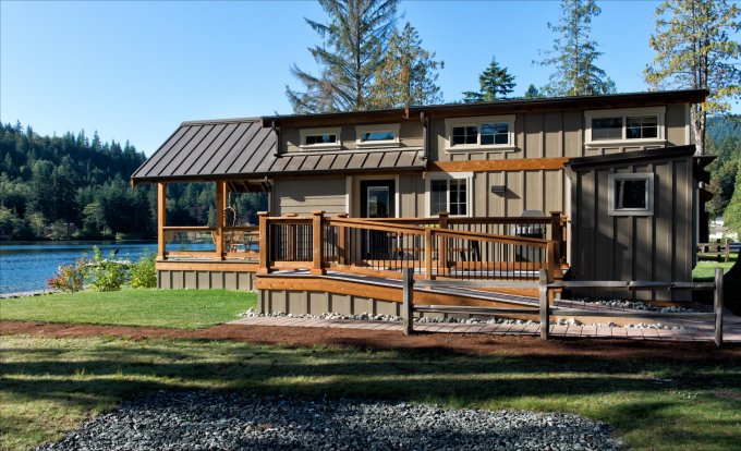 Lakefront Tiny Home With Amazing Interior - GA