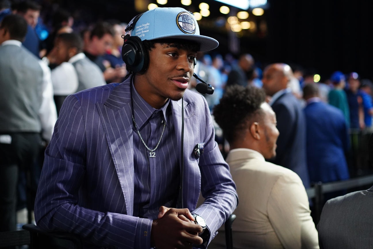 On the journey to the NBA, the father's influence often plays an extremely important role, Ja Morant and his father play the number one 'hater' role