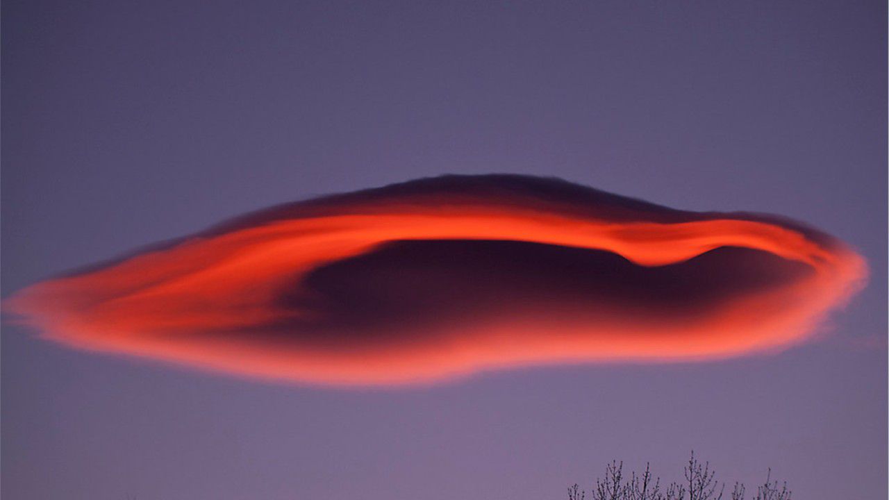 Clouds in the skies over Hawaii's Keck Observatory resemble UFOs. - Mnews