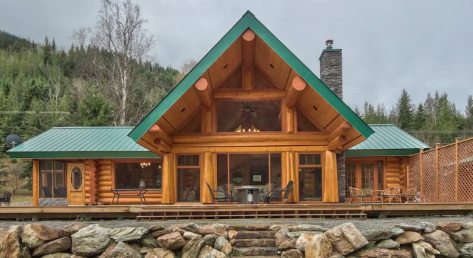 Gorgeous Log Home Near a Mountain Lake