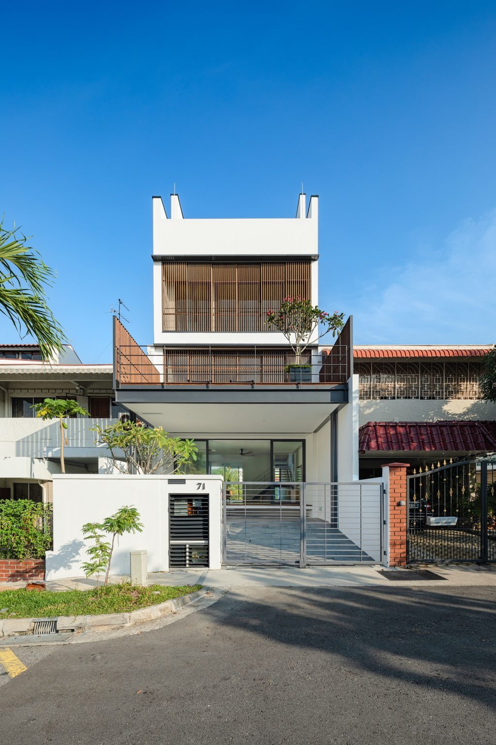 Modern Style Townhouse, Airy With Double-height Ceilings and Wooden Louvres Façade - GA