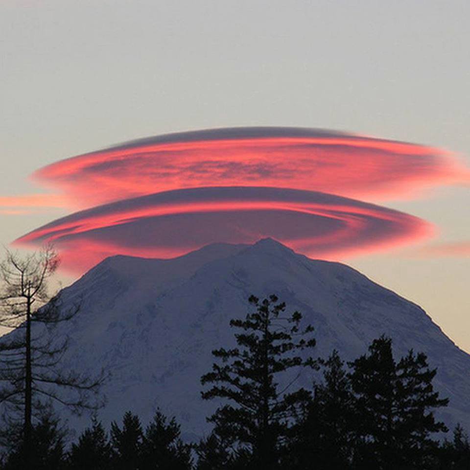 Clouds in the skies over Hawaii's Keck Observatory resemble UFOs. - Mnews