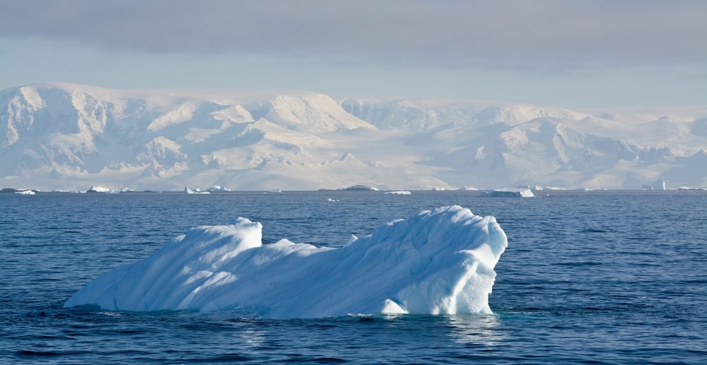 The bottom of an iceberg has beautiful colors, where is the origin - Nano Machine News