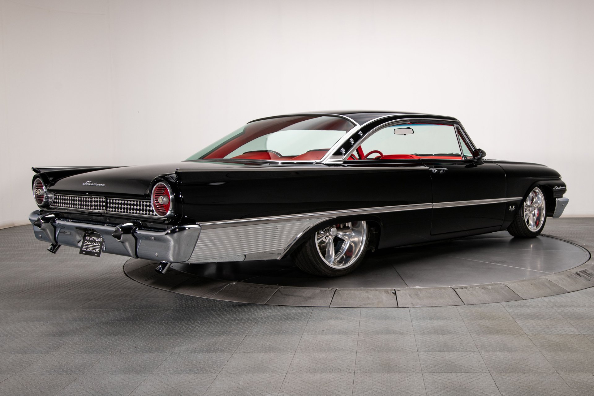 Sleek Sophistication: The 1961 Ford Galaxie Starliner Shines with Timeless Style