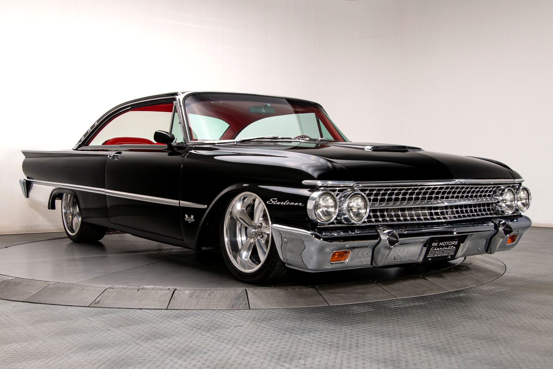 Sleek Sophistication: The 1961 Ford Galaxie Starliner Shines with Timeless Style
