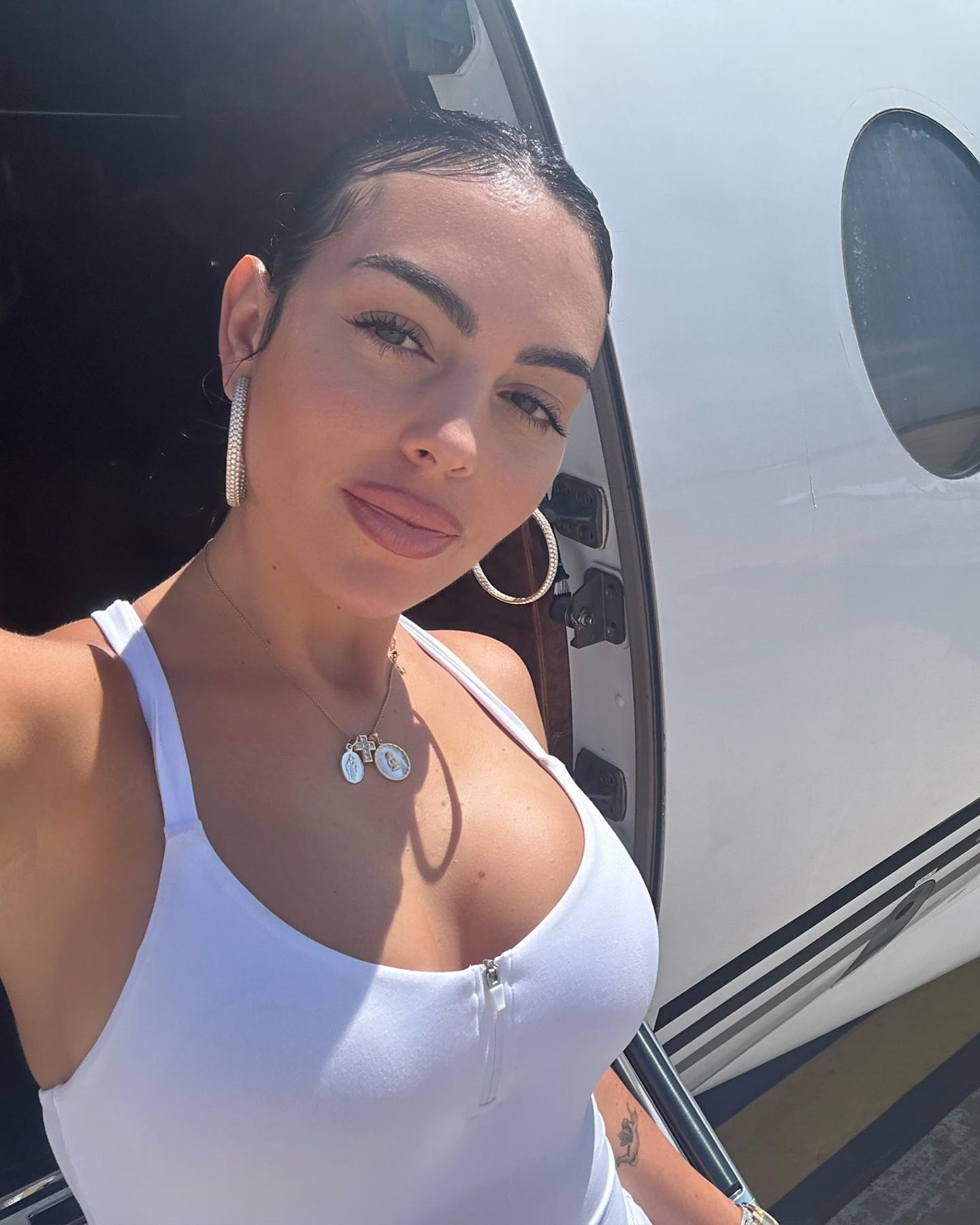 Inside Georgina Rodriguez’s private jet as Cristiano Ronaldo’s girlfriend puts on busty display in short white dress S-News