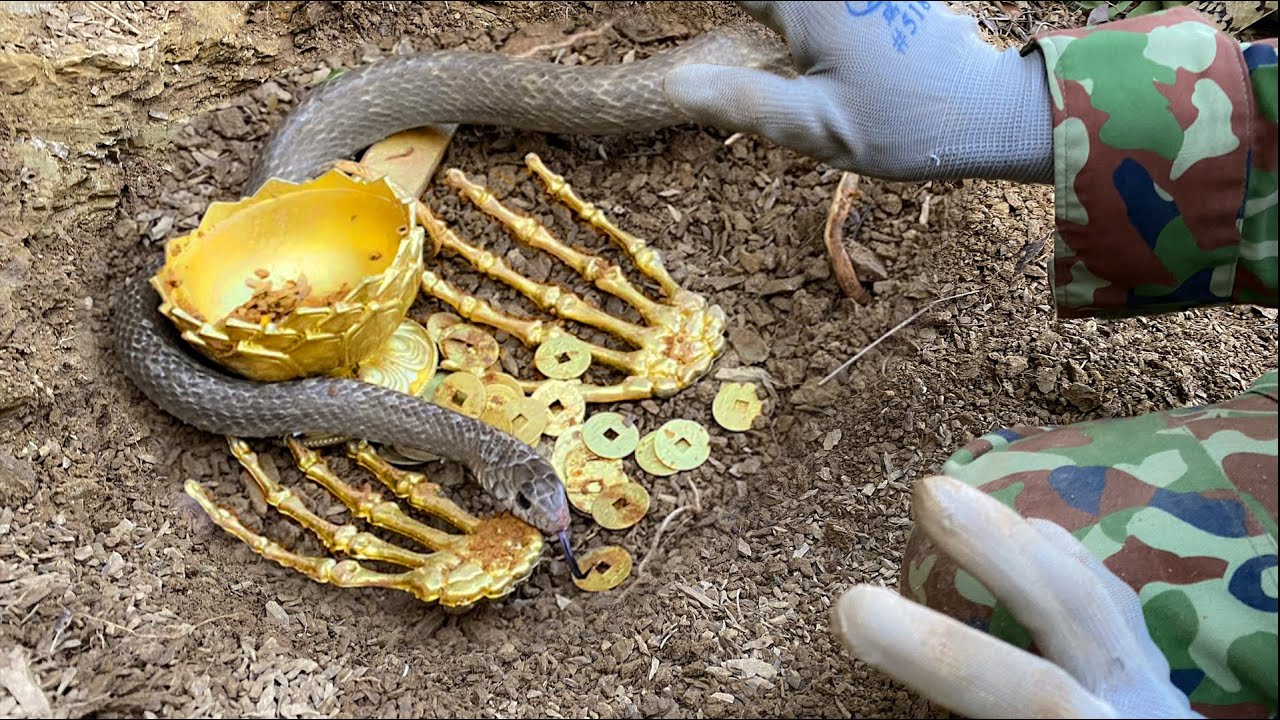 Unveiling an Incredible Artifact: The Unbelievable Uncovering of a Golden Hand and Terrifying Snake from the Past