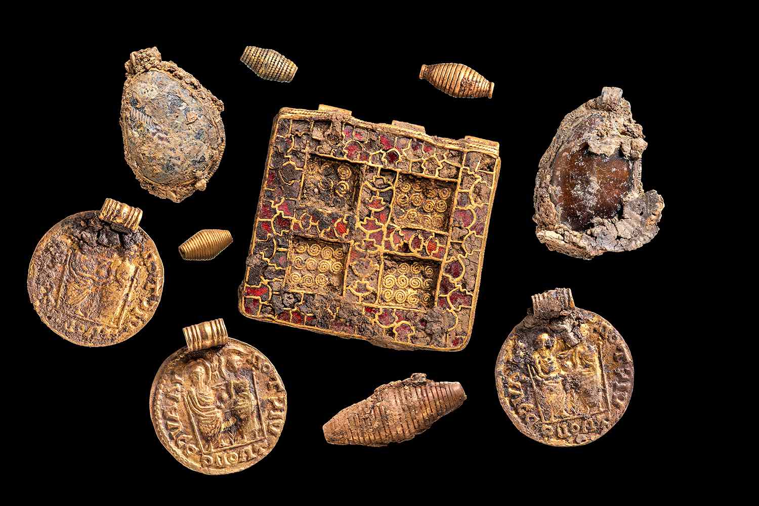 Surprising discovery: Found 10kg gold jewelry and coin 1300 years old gold - movingworl.com