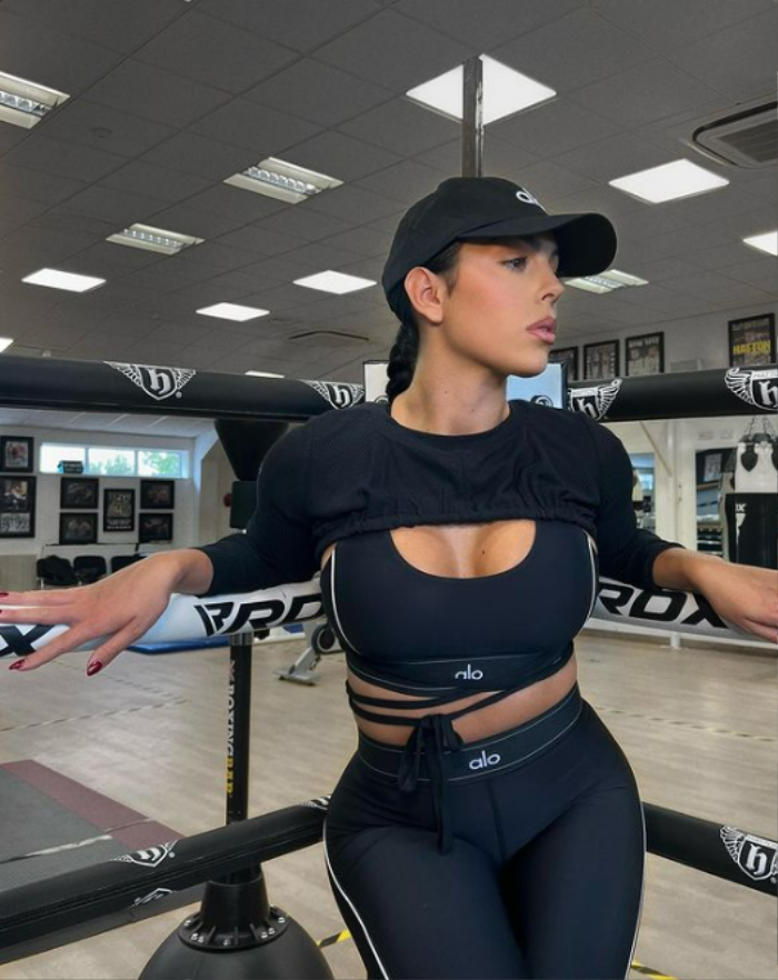 Ronaldo's girlfriend shows off her fiery figure in the gym