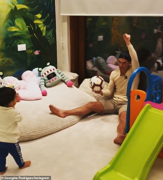 p.Sweet moments: Ronaldo's son Mateo follows in his footsteps teaching soccer skills to toddlers.p - LifeAnimal