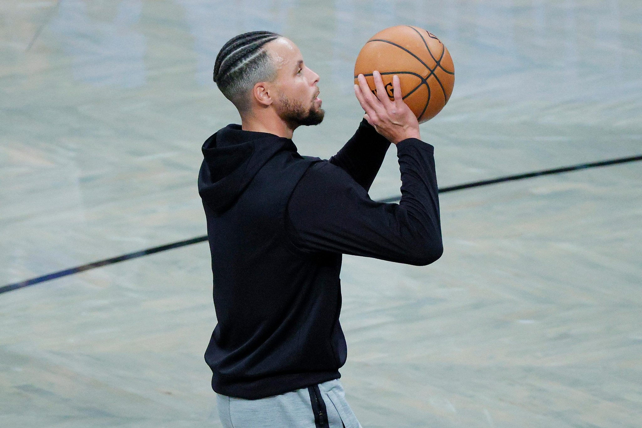 During practice, Steph Curry makes five 3-pointers in a row, which is "unreal."