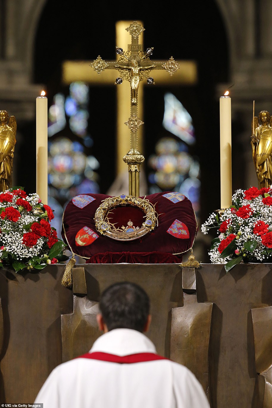 Ancient tombs and a leaden sarcophagus dating back to the 14th century are uncovered at Paris' Notre Dame during work to rebuild the cathedral following damage from the 2019 fire - T-News