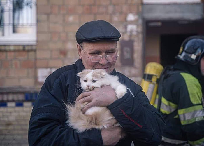 Woman Carries And Comforts Cat Amid Air Raid Sirens Sounding In Kyiv, UkraineWoman Carries And Comforts Cat Amid Air Raid Sirens Sounding In Kyiv, Ukraine /vol /v – I Love Cats!