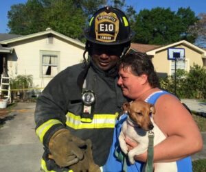 Valiant Guardians: 16 Heartwarming Images of Firefighters Rescuing Animals to Renew Your Belief in Human Kindness