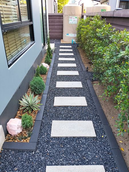 30 Great Ideas to Create a "Modern Walkway" for Your Garden -