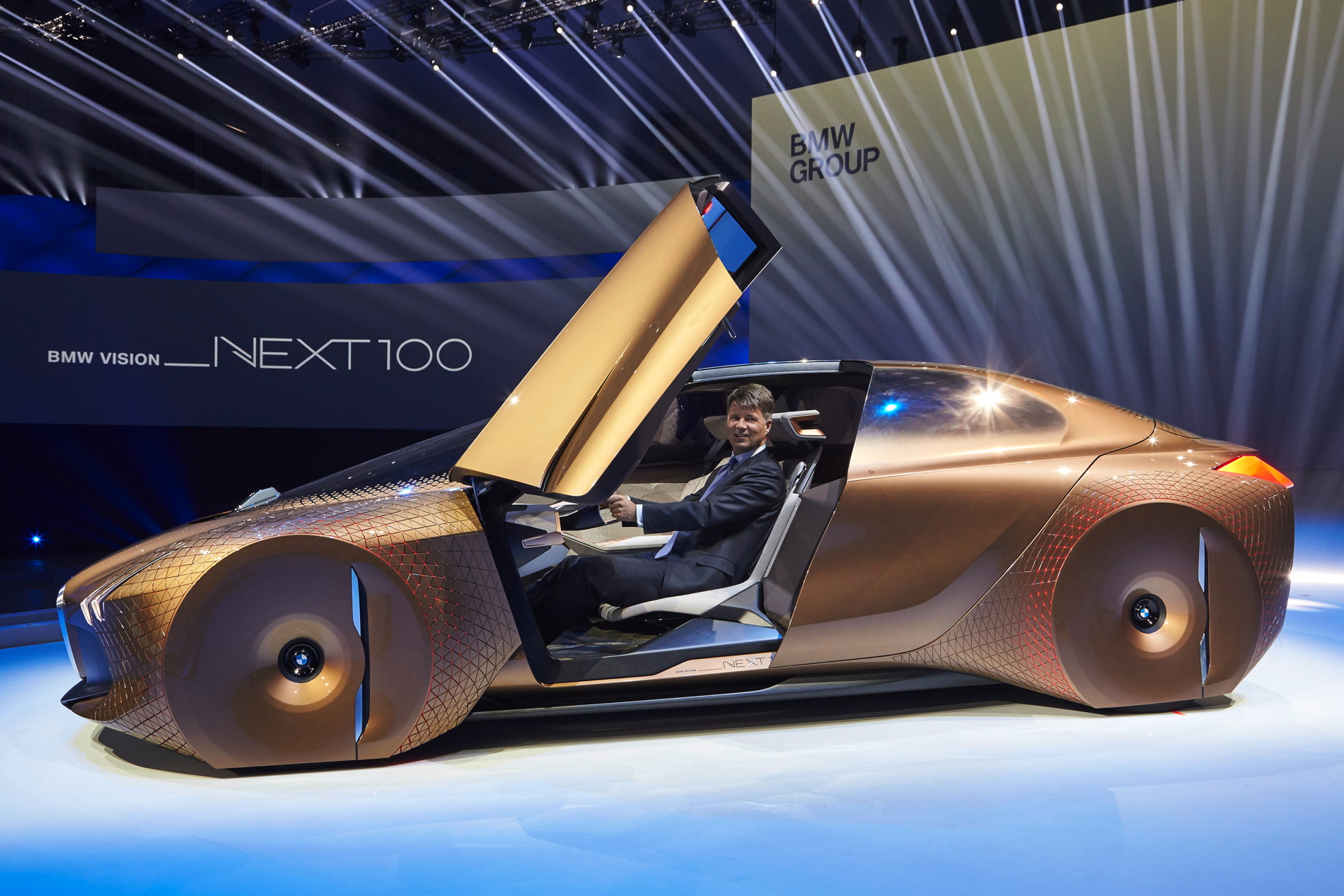 The Future of Automobiles: BMW Unveils Shape-Shifting Concept for Self-Driving and Sports Car Transformation - amazingmindscape.com