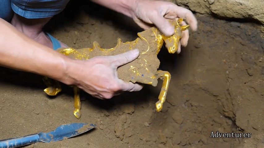 Unbelievable accidental discovery: Metal detector discovers giant underground golden horse with huge estimated wealth - T-News