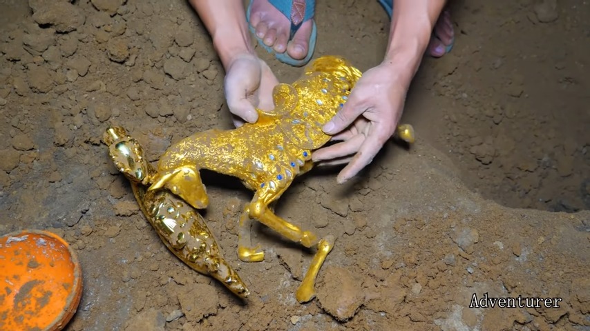 Unbelievable accidental discovery: Metal detector discovers giant underground golden horse with huge estimated wealth - T-News