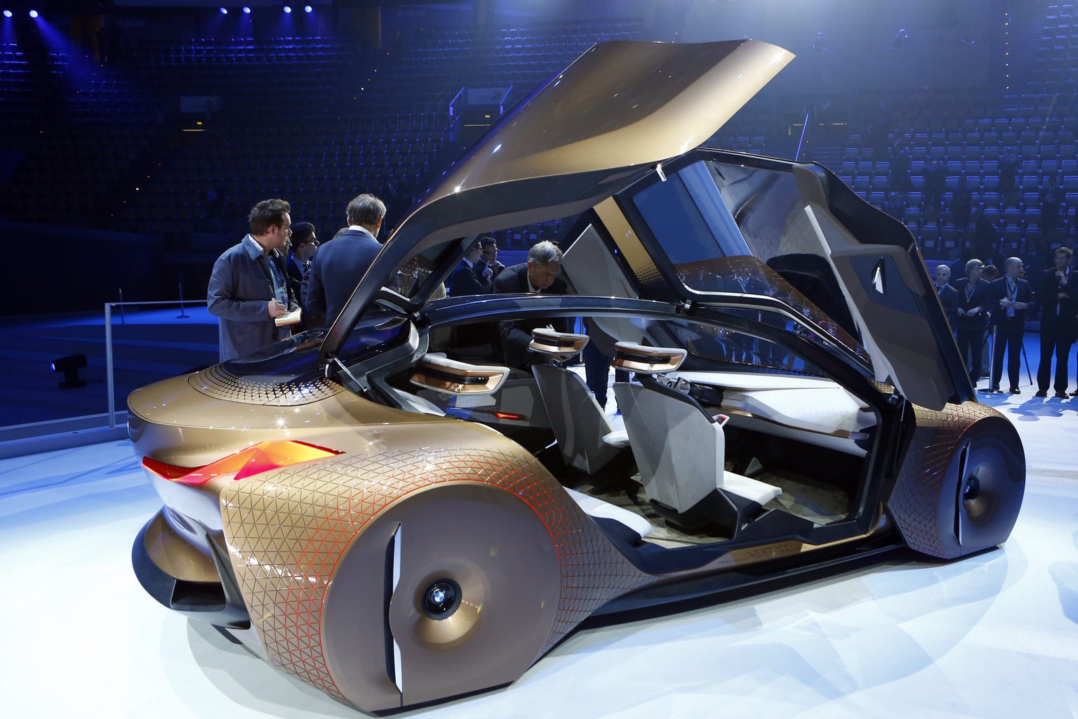 The Future of Automobiles: BMW Unveils Shape-Shifting Concept for Self-Driving and Sports Car Transformation - amazingmindscape.com