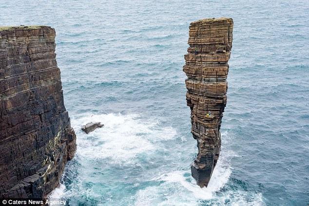 Fearless Climbers Conquer Treacherous Rock Formation Above Unreachable Ocean Waters - Mnews