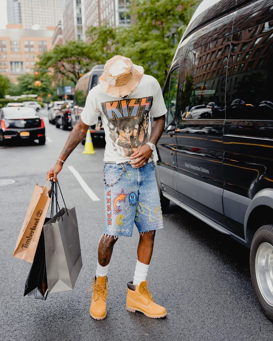 Jarred Vanderbilt attracts every attentions on LA street with eye-catching outfit